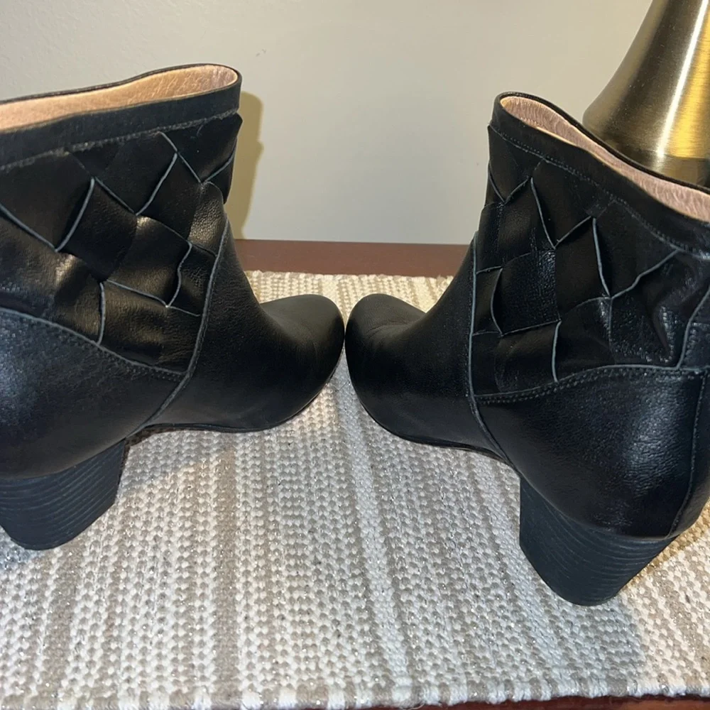Corso Como Women’s Black Leather Bootie Size 7.5